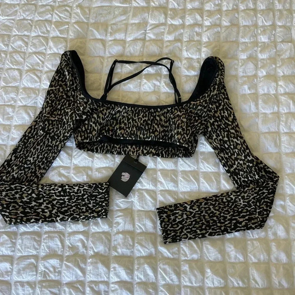 Dundas X Revolve leopard Joplin Long sleeve knit crop top - Picture 9 of 10